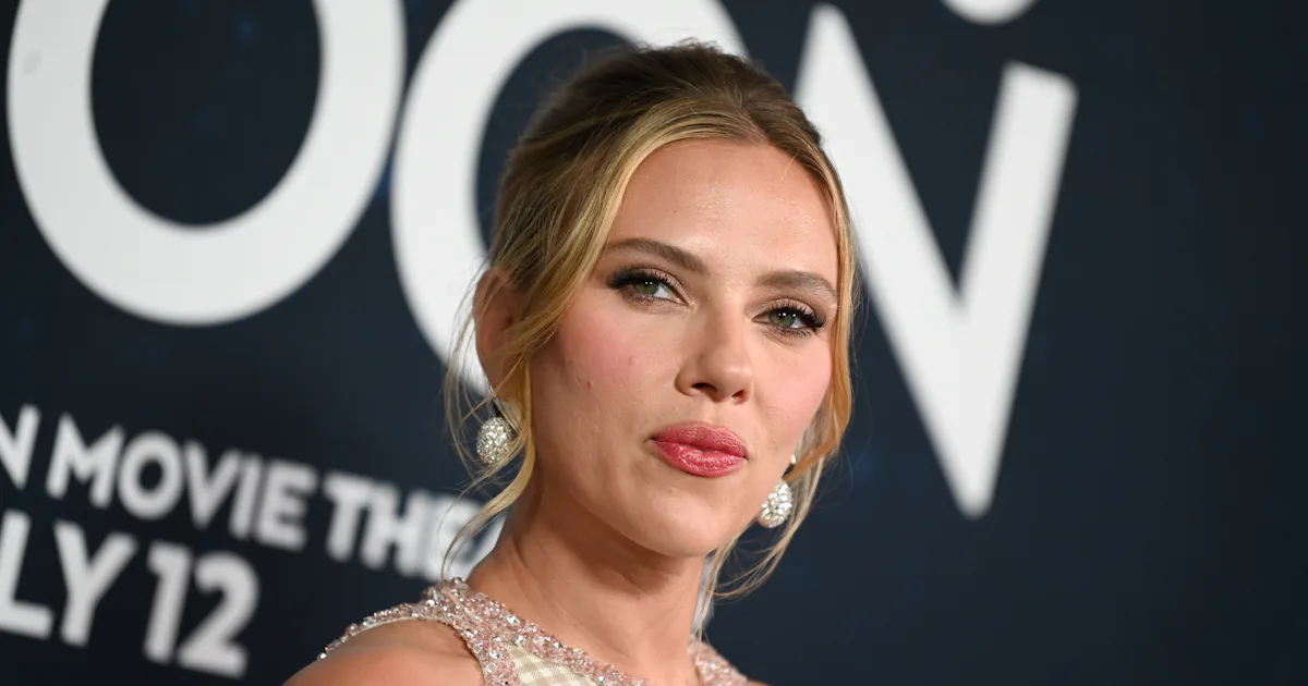 Scarlett Johansson macht ein Gingham-Crop-Top zum roten Teppich angemessen ...