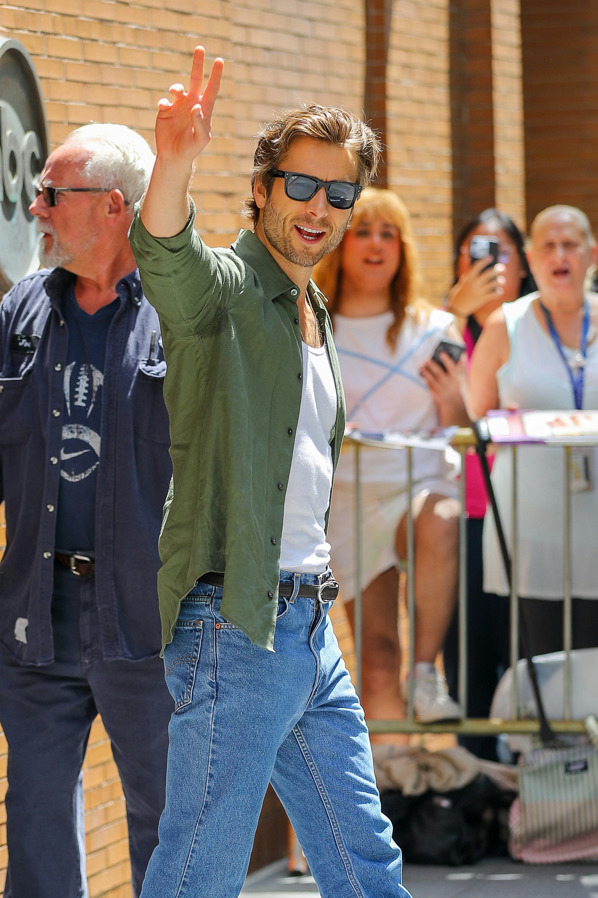 Who should Glen Powell date?