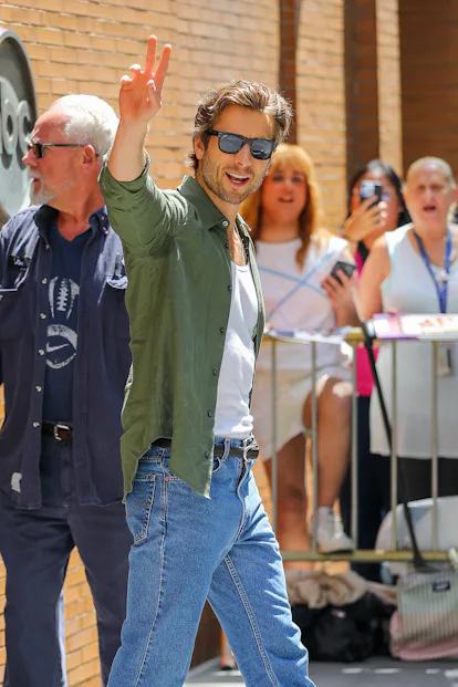 Glen Powell’s Zodiac Sign & Planets Explain His Love Life