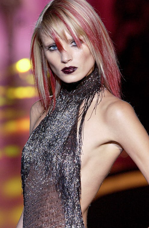 Yfke Sturm Atelier Versace Haute Couture Fall/Winter 2002-2003 fashion show