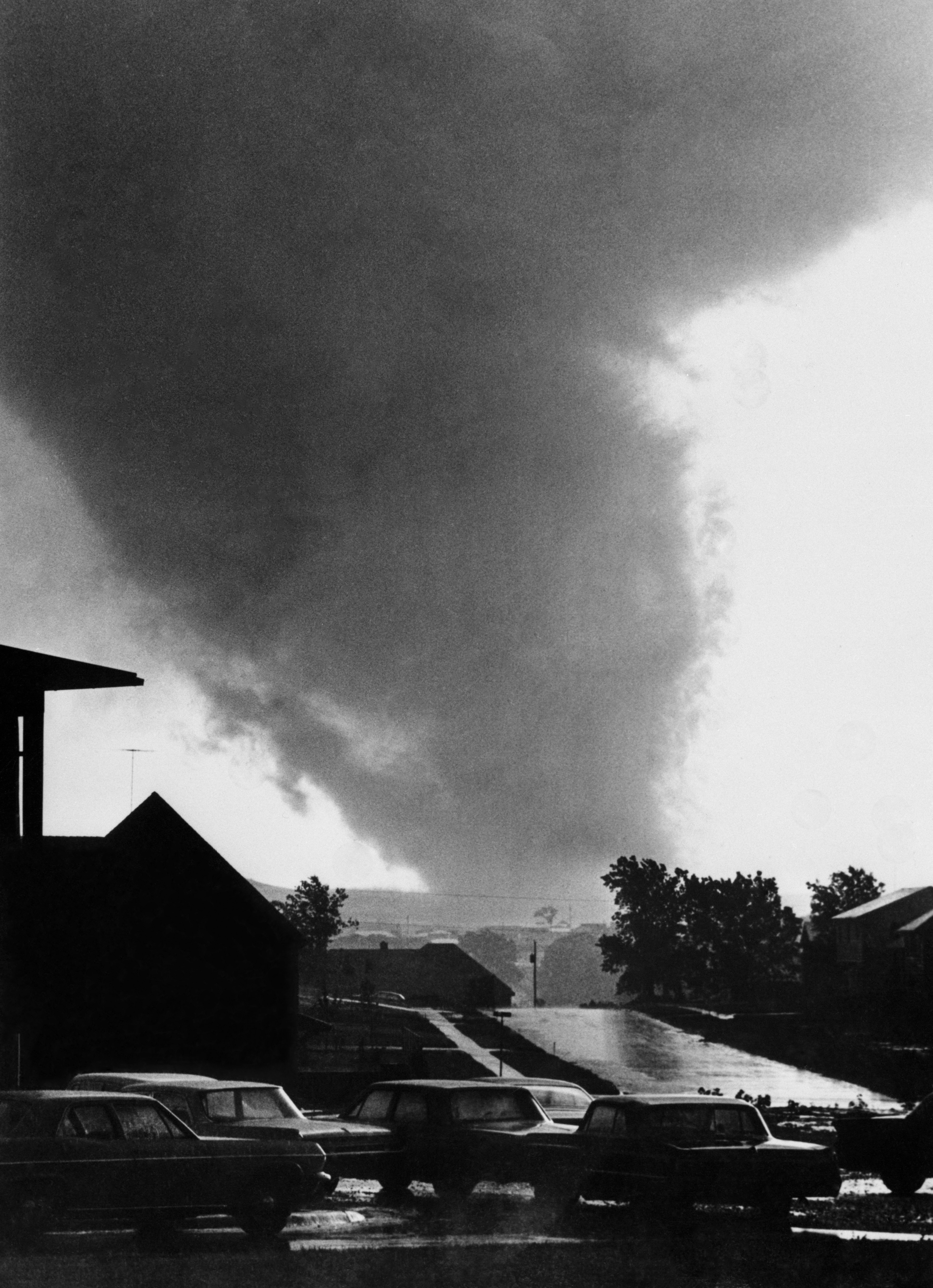 A Meteorologist Reveals 3 Ancient Urban Legends About Where Tornadoes Strike