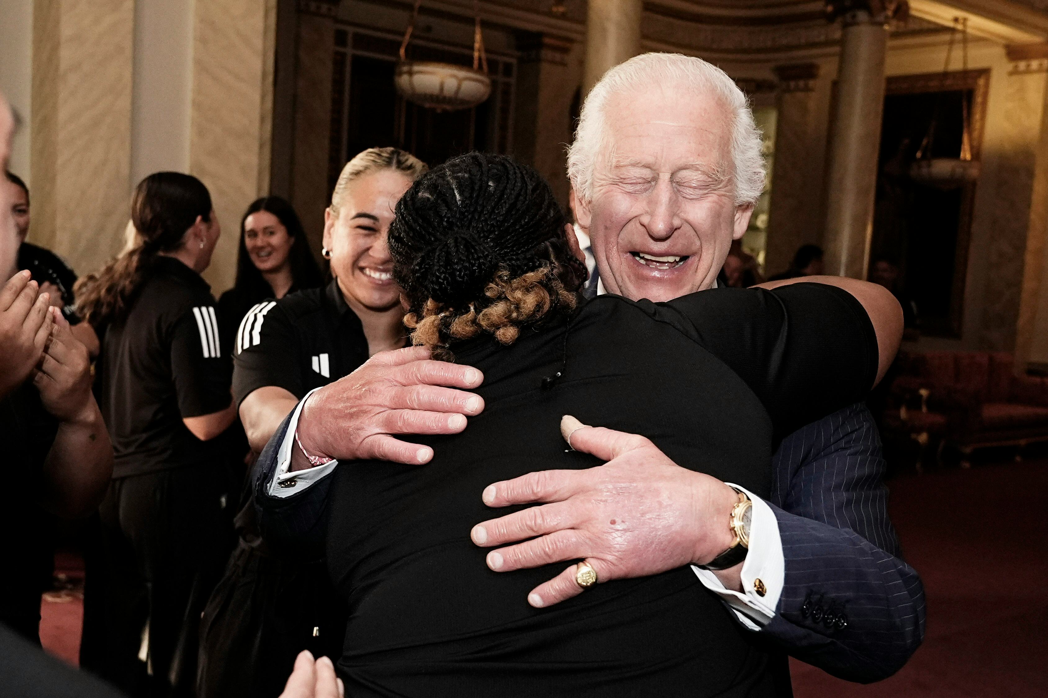 King Charles III broke royal tradition with the New Zealand&rsquo;s Black Ferns rugby team at Buckingham P&hellip;