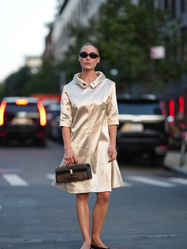 NEW YORK, NEW YORK - SEPTEMBER 09: Sophia Roe wears black sunglasses, shiny gold satin short sleeve …