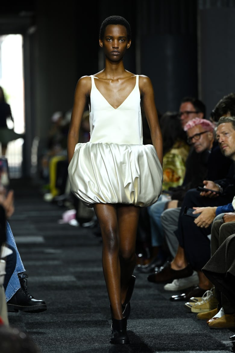 ЛОНДОН, АНГЛИЯ - 15 СЕНТЯБРЯ: Модель идет по подиуму на показе JW Anderson в рамках London Fashion...