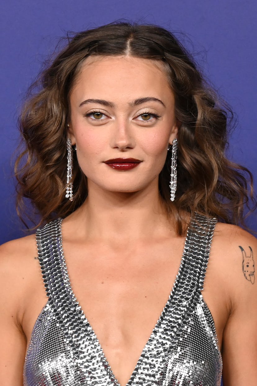 Ella Purnell wore cherry mocha lips to the 2024 Emmy Awards.
