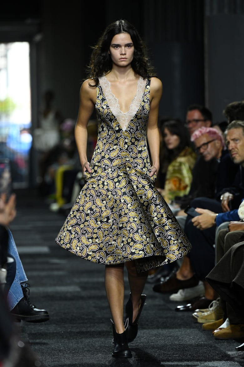 ЛОНДОН, АНГЛИЯ - 15 СЕНТЯБРЯ: Модель идет по подиуму на показе JW Anderson в рамках London Fashion...