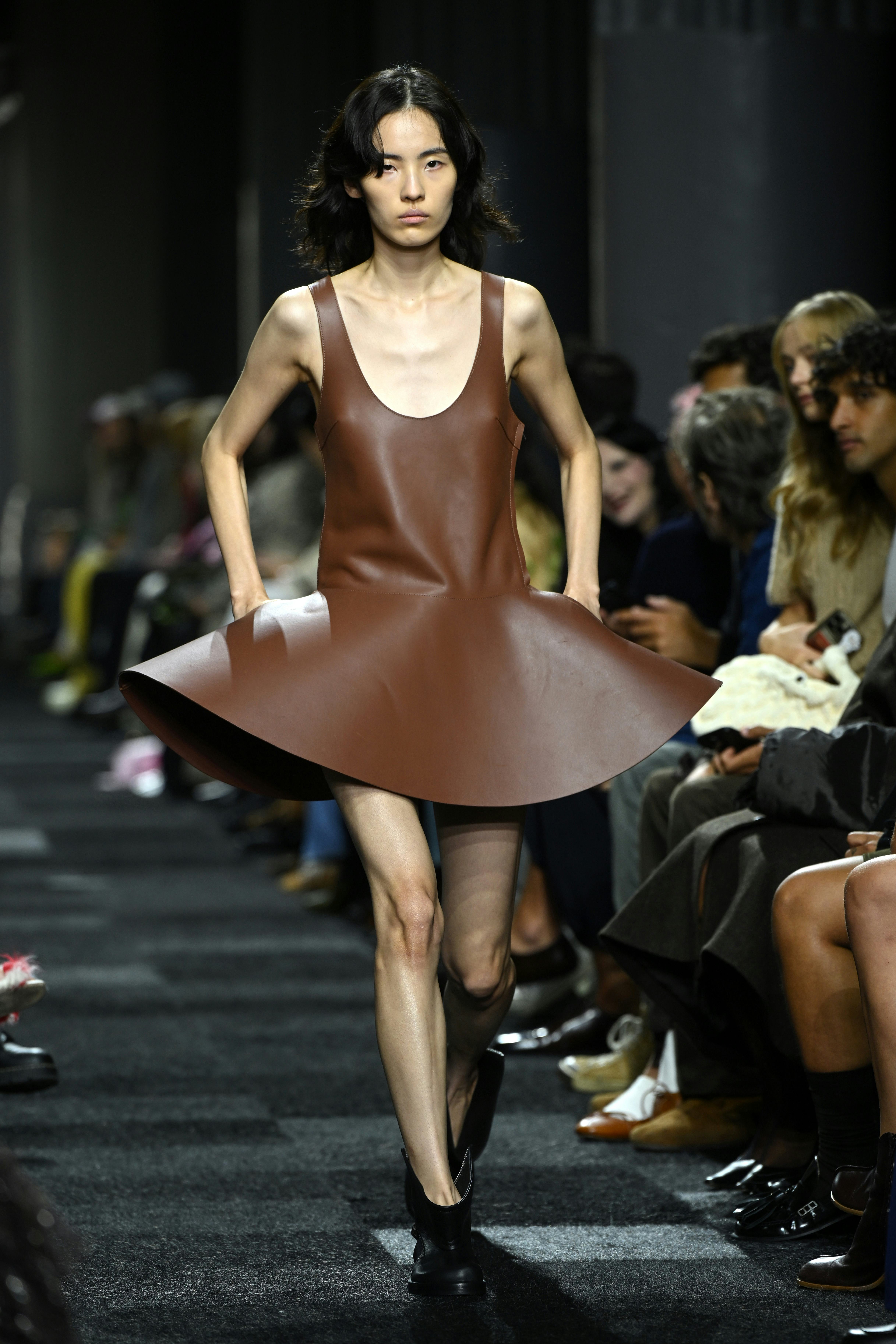 ЛОНДОН, АНГЛИЯ - 15 СЕНТЯБРЯ: Модель идет по подиуму на показе JW Anderson в рамках London Fashion...