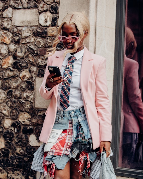 The London Fashion Week Spring/Summer 2025 Street Style Beauty Trends
To Keep On Your Radar