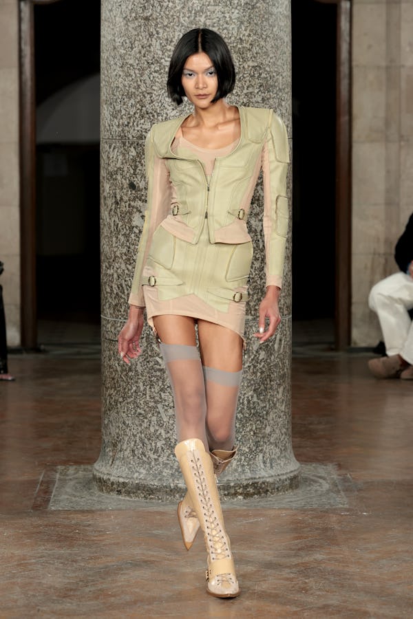 Dove grey matte eyeshadow was spotted at KNWLS.