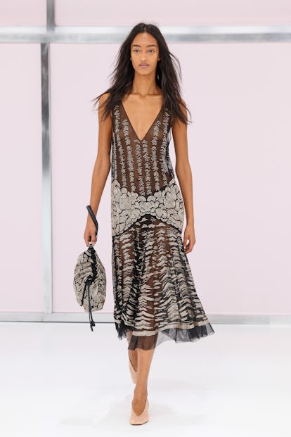 milan-italy-september-17 グッチ、フェンディなどミラノファッションウィークのランウェイで乳首が解放される