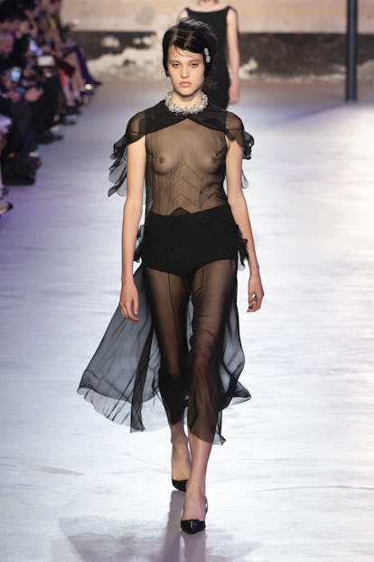 milan-italy-september-18 グッチ、フェンディなどミラノファッションウィークのランウェイで乳首が解放される