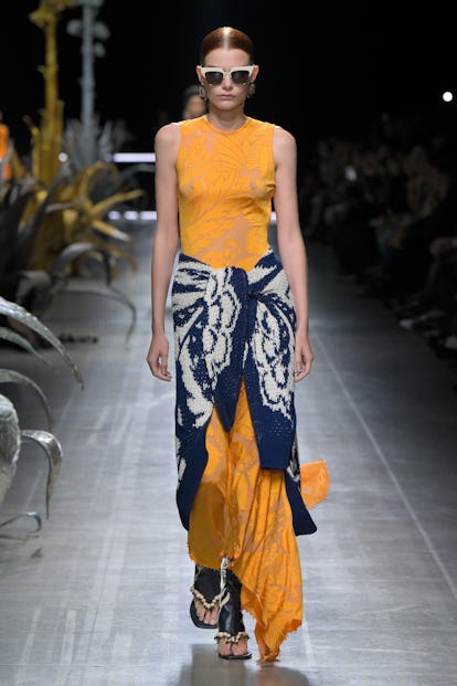 model-on-the-runway グッチ、フェンディなどミラノファッションウィークのランウェイで乳首が解放される