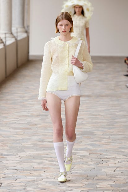 milan-italy-september-20 グッチ、フェンディなどミラノファッションウィークのランウェイで乳首が解放される