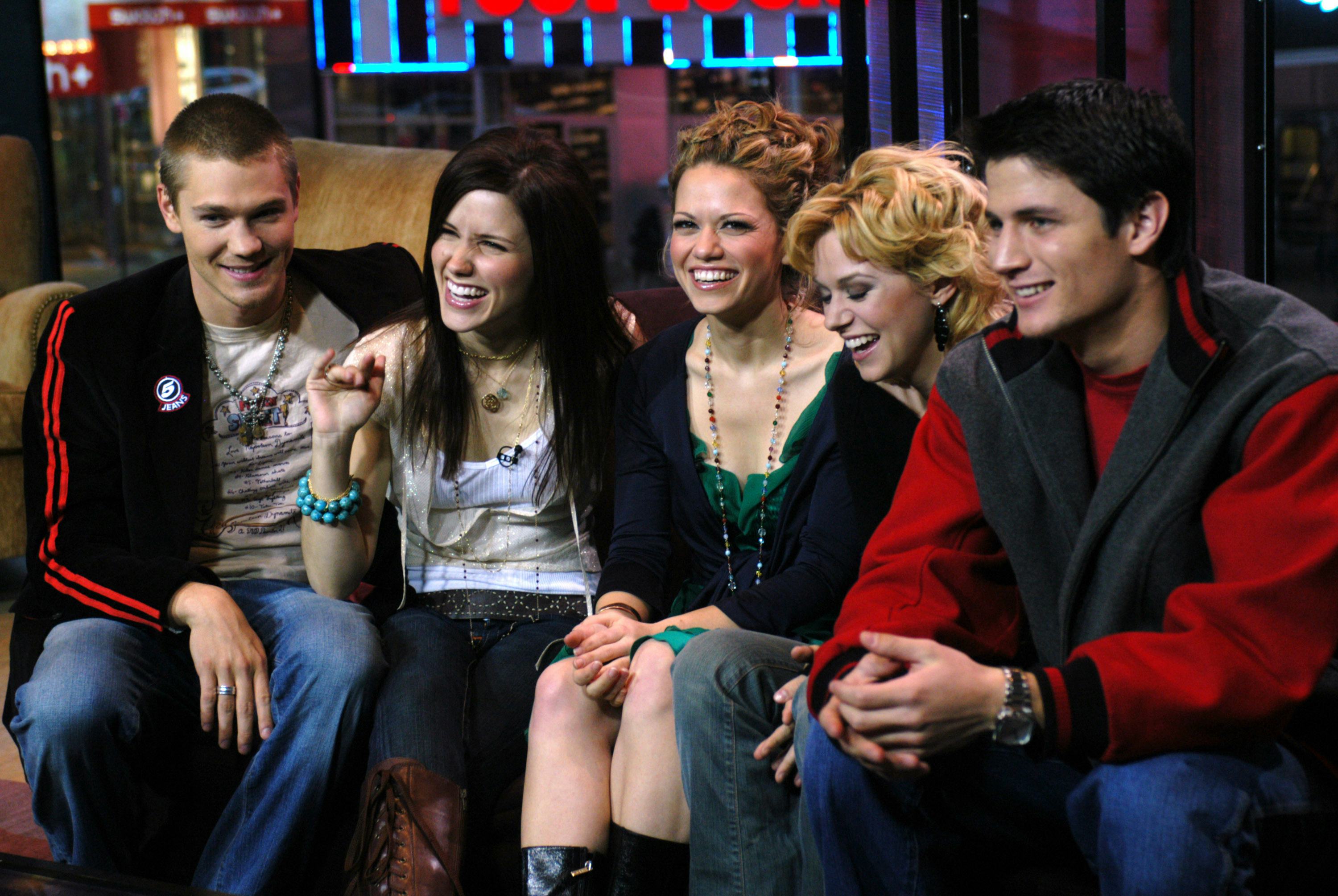 Chad Michael Murray, Sophia Bush, Bethany Joy Lenz, Hilarie Burton and James Lafferty of &ldquo;One Tree H&hellip;