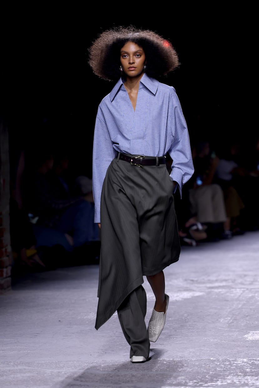 A model walks the runway at the Bottega Veneta fashion show during the Milan Womenswear Spring/Summe...