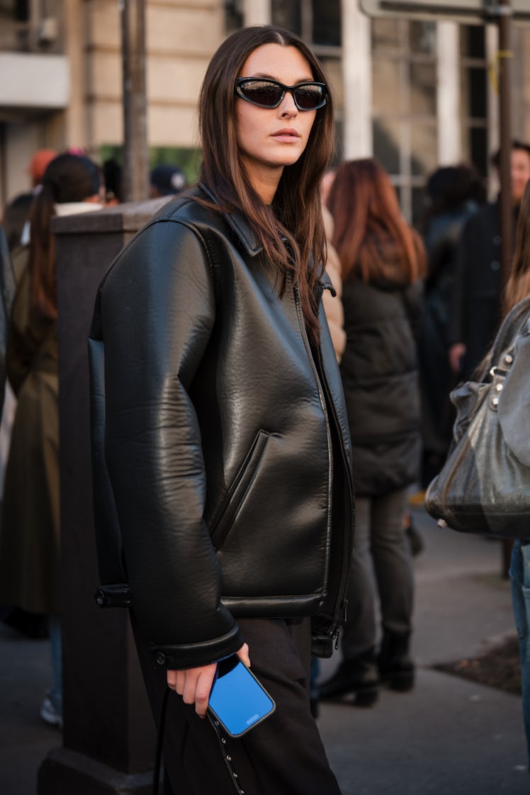 PARIS, FRANCE - MARCH 04: Vittoria Ceretti wears black leather jacket, black sunglasses, outside Sac...