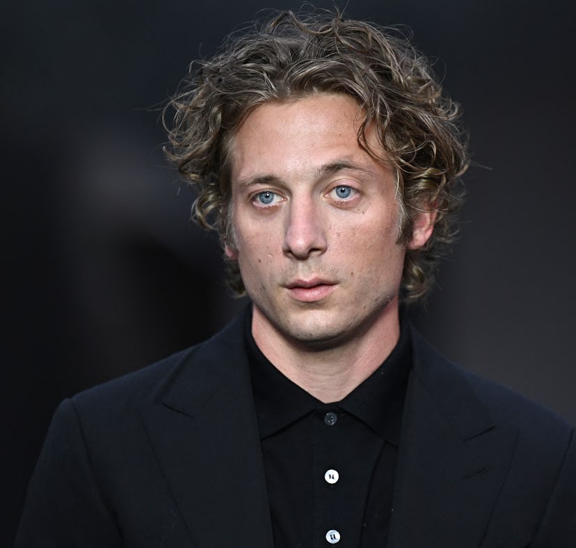 Jeremy Allen White was spotted kissing his 'The Bear' co-star Molly Gordon.