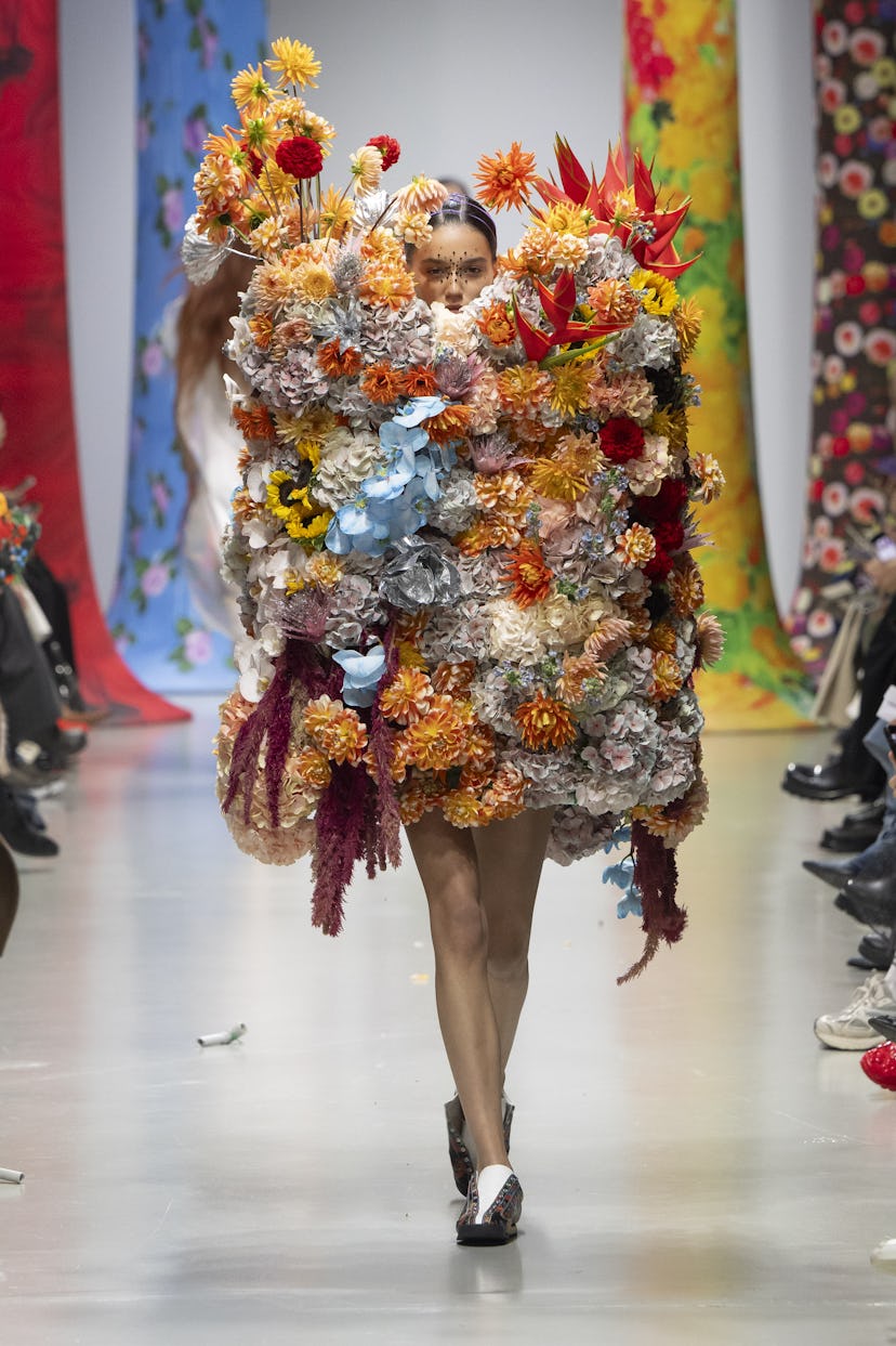 PARIS, FRANCE - SEPTEMBER 25: A model walks the runway during the Zomer Ready to Wear Spring/Summer ...