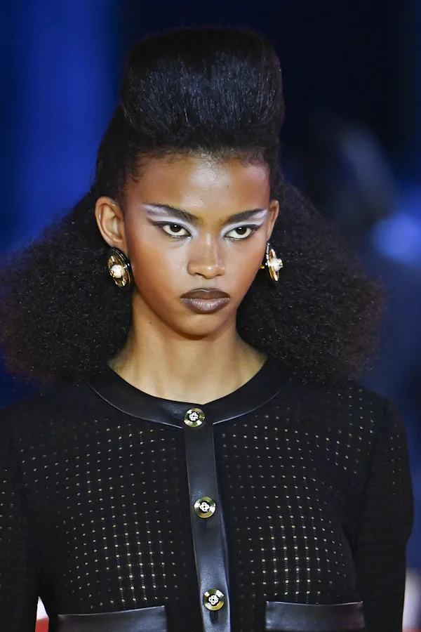 '90s makeup was spotted at Paris Fashion Week Spring/Summer 2025.