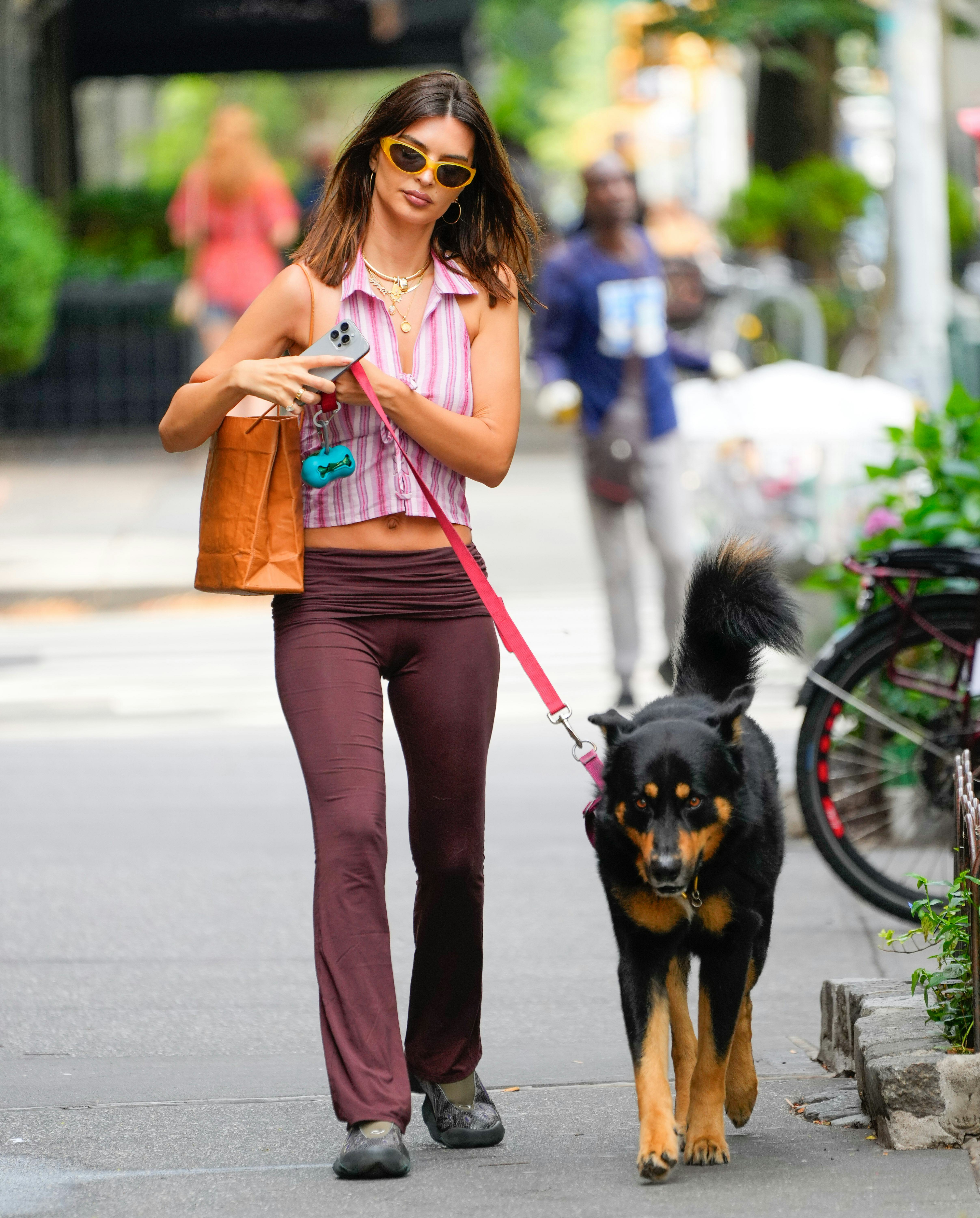 EmRata revived &ldquo;cheugy&rdquo; yoga pants and wore a cleavage-baring top.