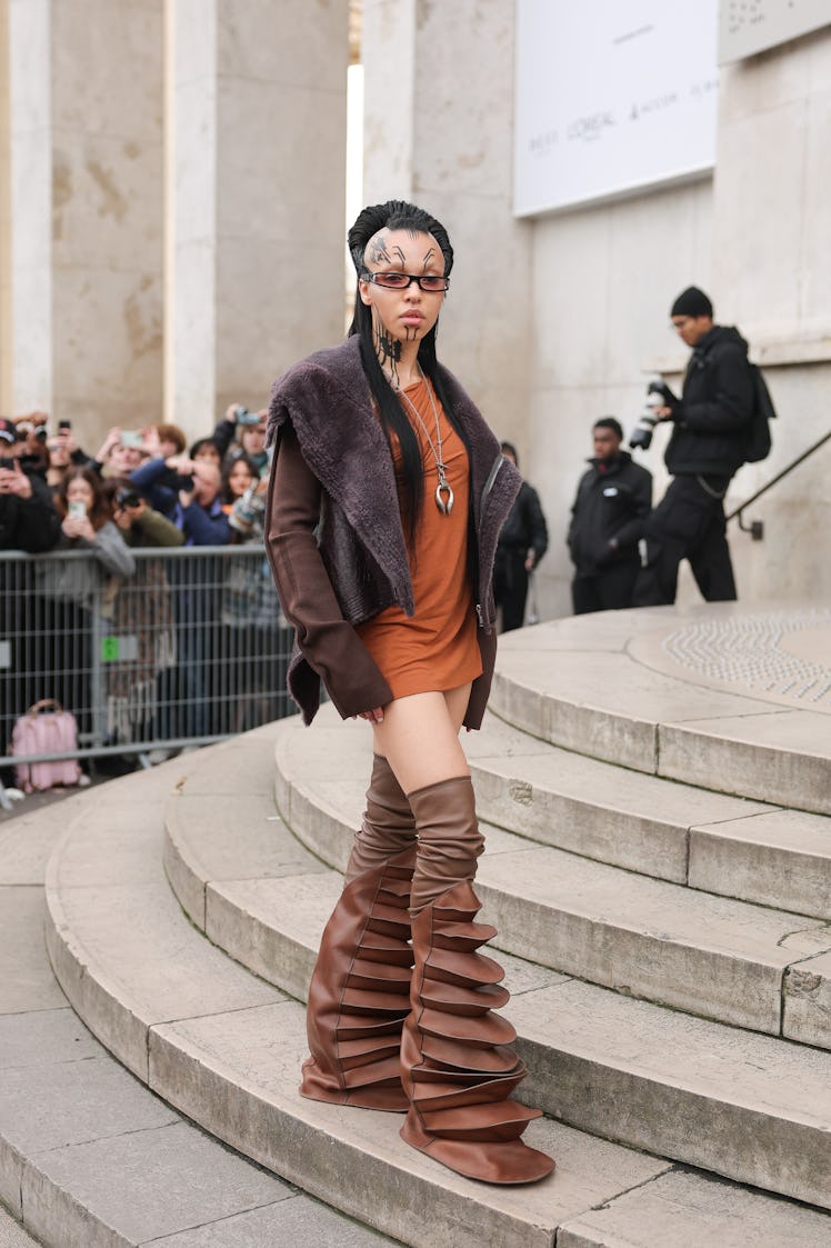 PARIS, FRANCE - JANUARY 23: FKA twigs attends the Rick Owens Menswear Fall-Winter 2025/2026 show as ...