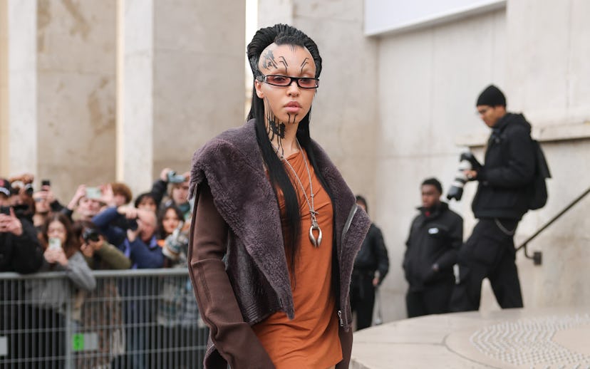 PARIS, FRANCE - JANUARY 23: FKA twigs attends the Rick Owens Menswear Fall-Winter 2025/2026 show as ...