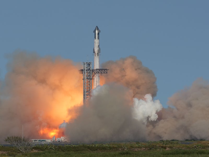 BOCA CHICA, TEXAS - NOVEMBER 19: SpaceXs Starship spacecraft and Super Heavy booster rocket lift off...