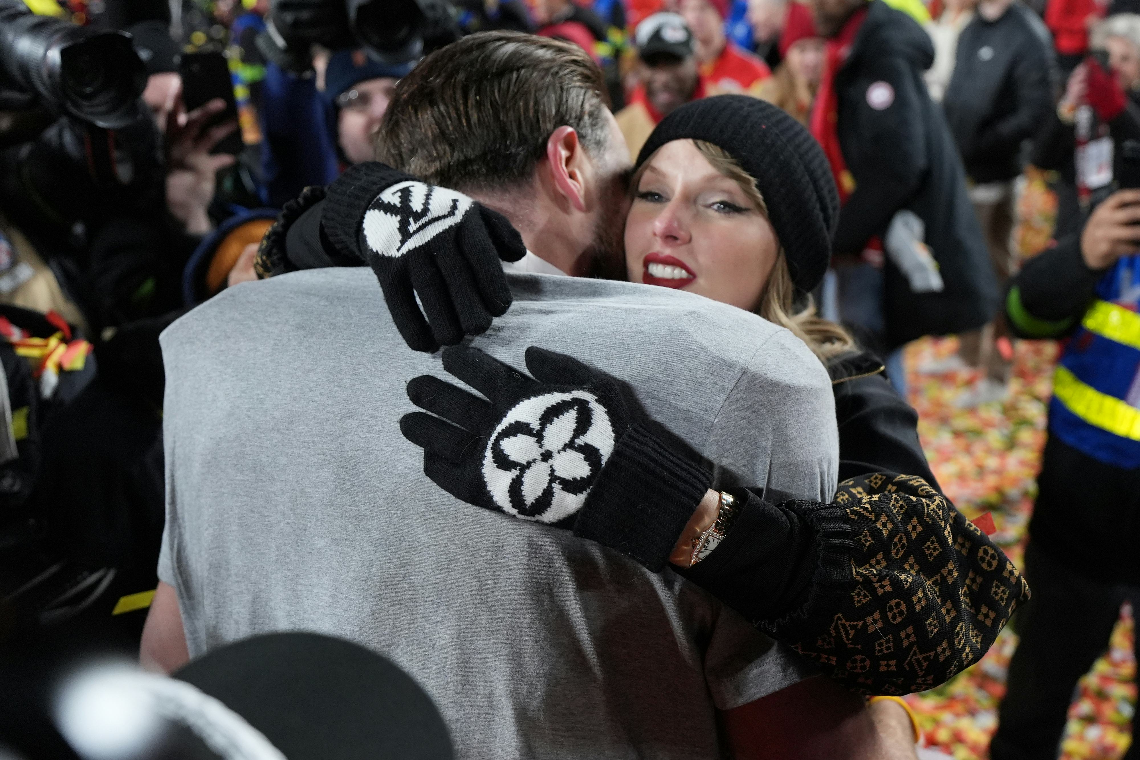 Taylor Swift&rsquo;s Louis Vuitton gloves