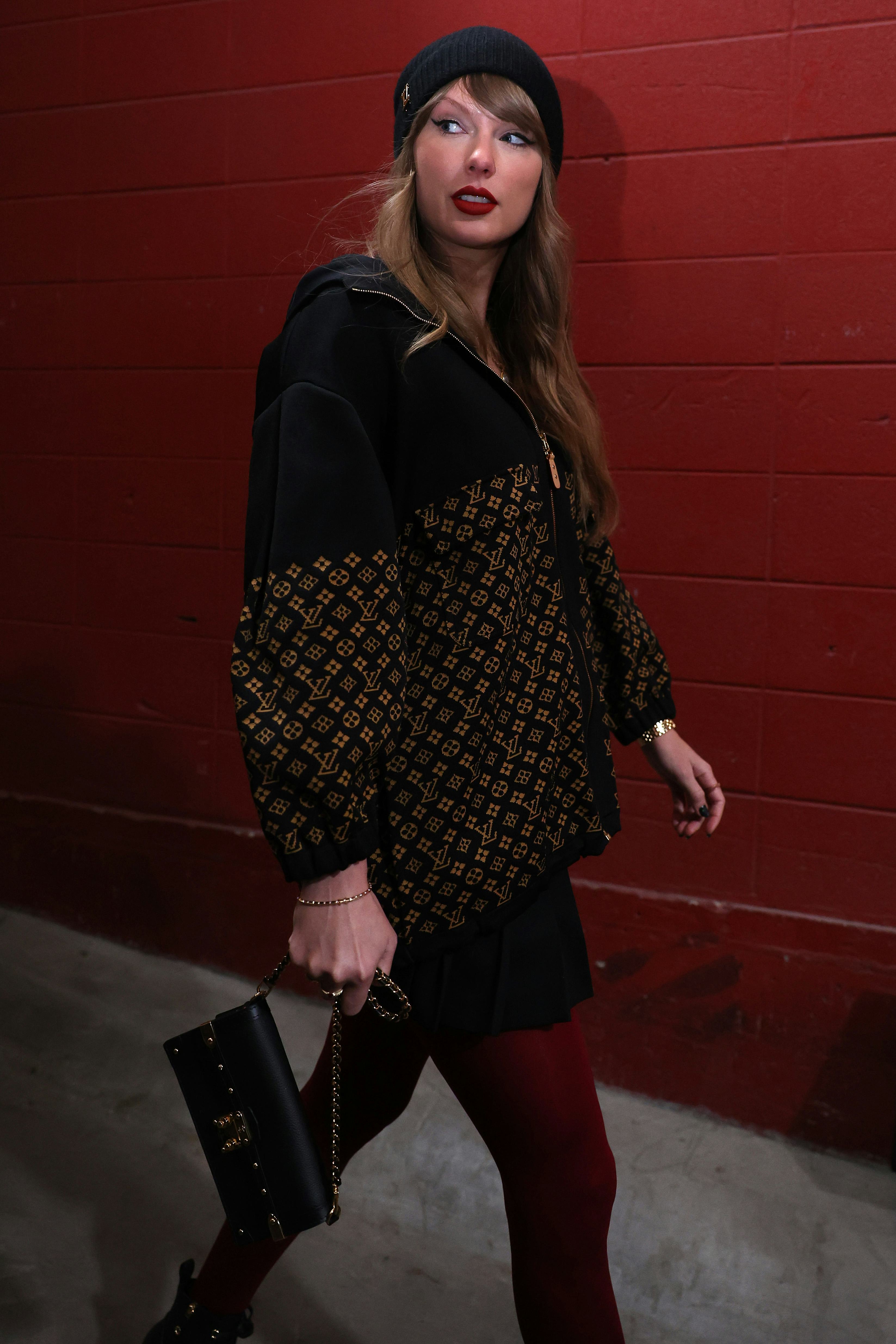 Taylor Swift&rsquo;s Louis Vuitton beanie and purse
