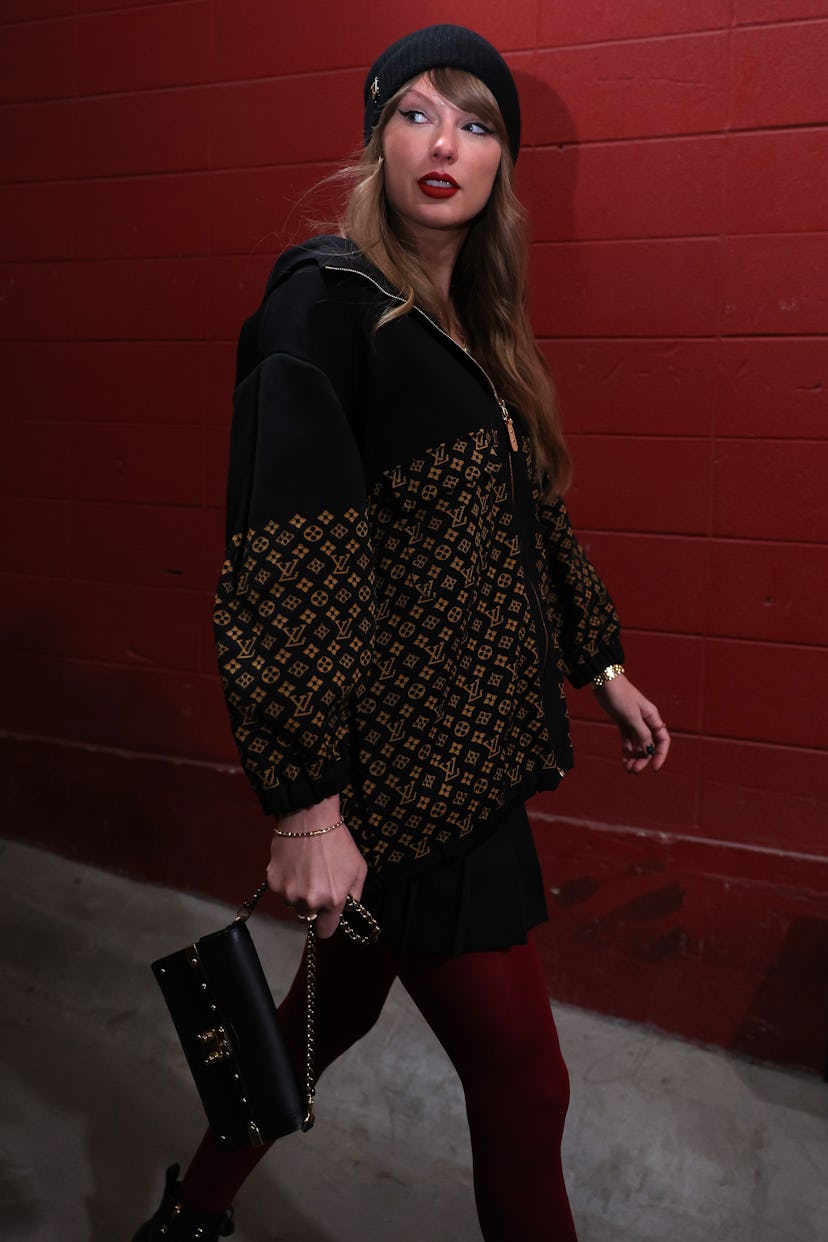 Taylor Swift’s Louis Vuitton beanie and purse