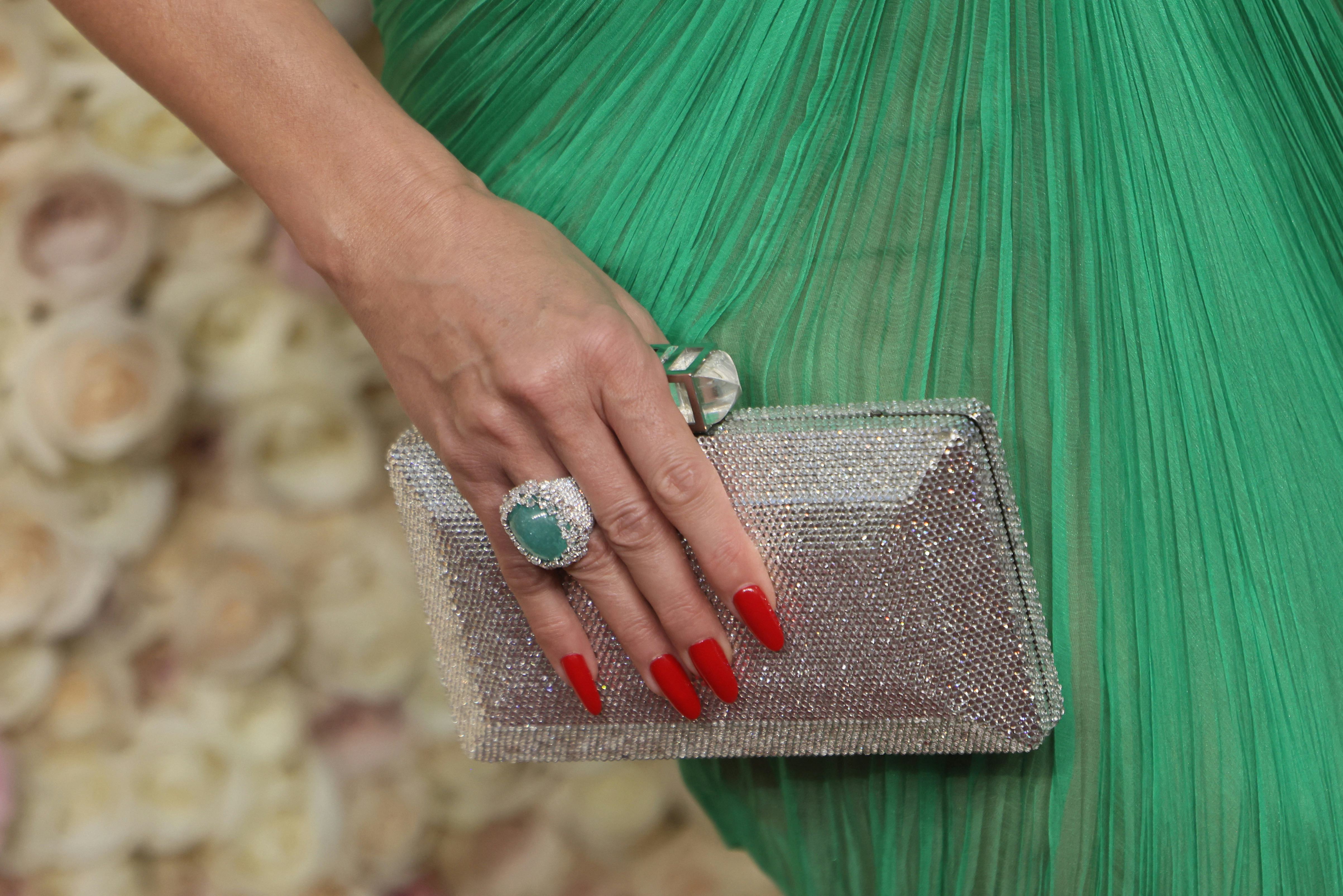 Heidi Klum wore red nails to the 2025 Golden Globes.