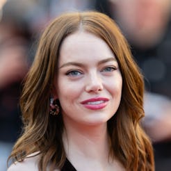 Emma Stone debuted a copper-colored pixie cut at the 2025 Golden Globes.