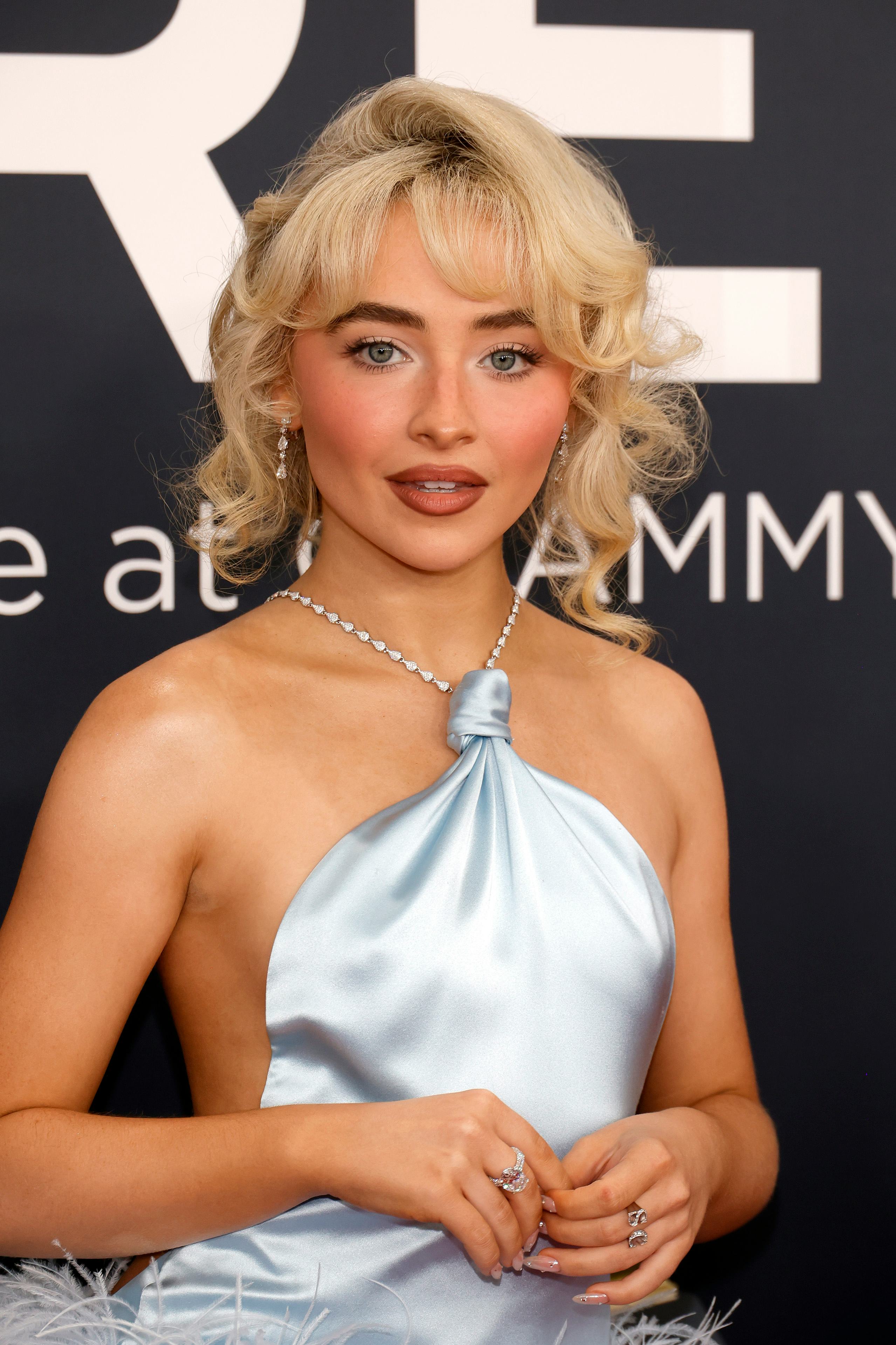 LOS ANGELES, CALIFORNIA - FEBRUARY 02: (FOR EDITORIAL USE ONLY) Sabrina Carpenter attends the 67th G...