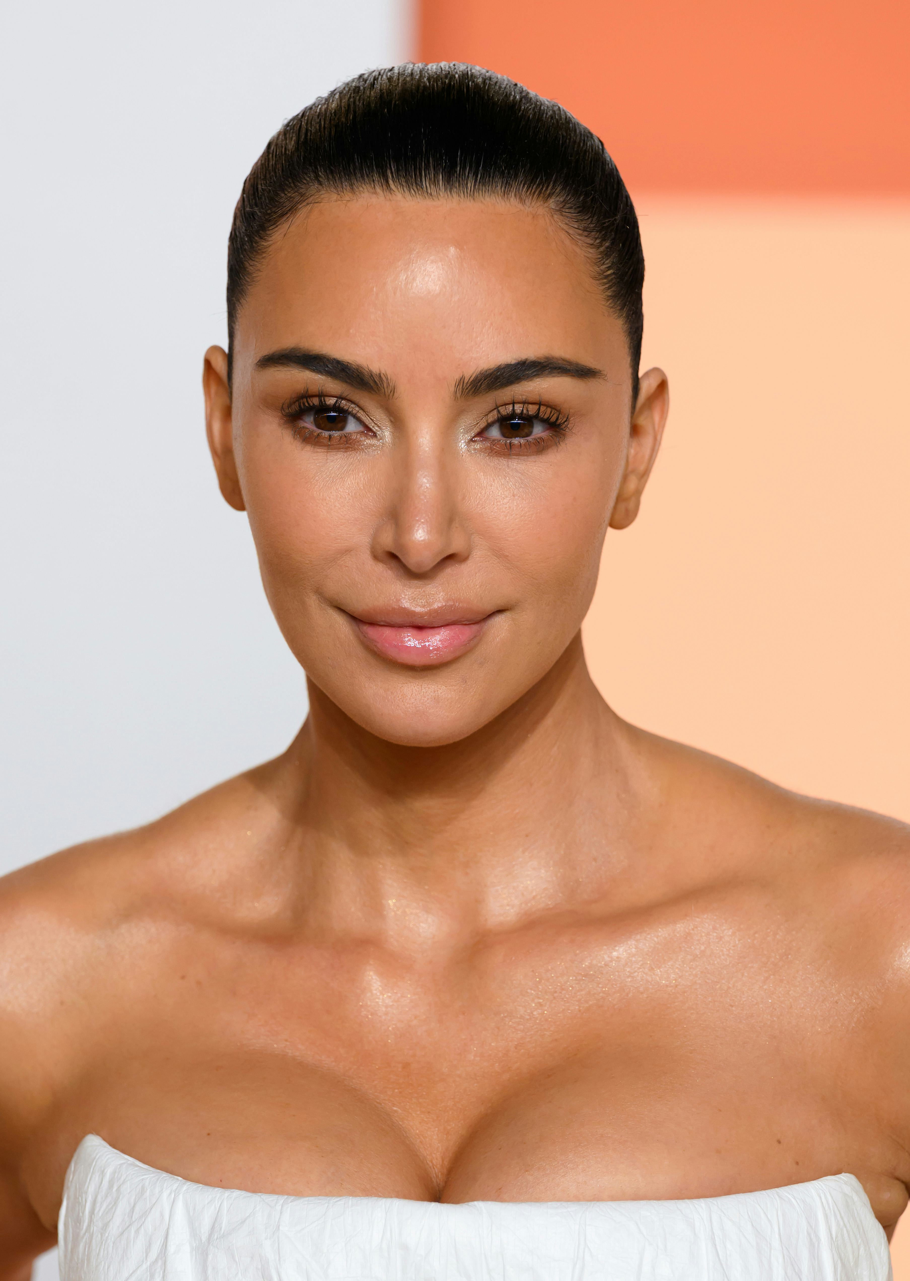 BEVERLY HILLS, CALIFORNIA - MARCH 02: Kim Kardashian attends the Vanity Fair Oscar Party hosted by R...