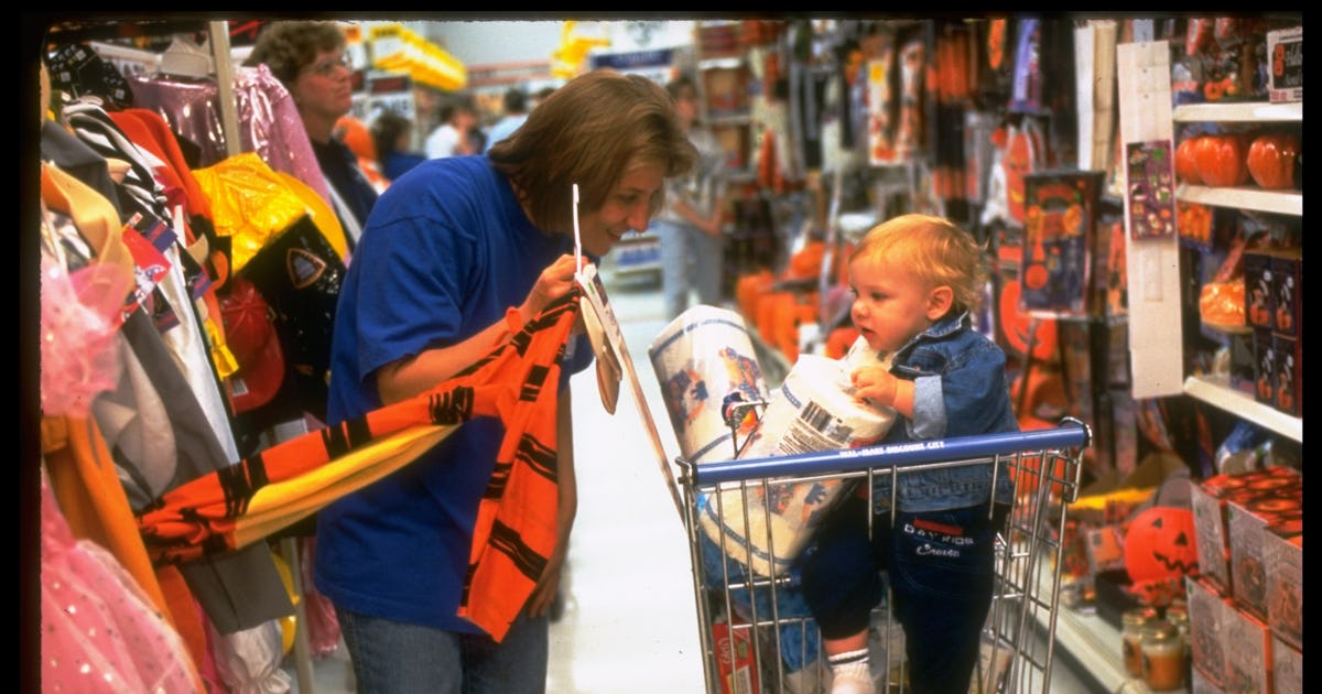 17 '90s Halloween Traditions To Bring You All The Nostalgia & Magic Of The Holiday