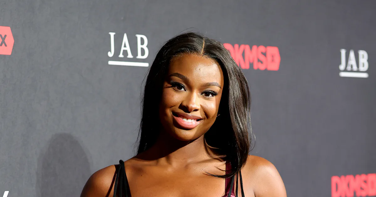 Coco Jones schlüpft in Monica Belluccis Vintage-Korsettkleid aus dem Jahr ...