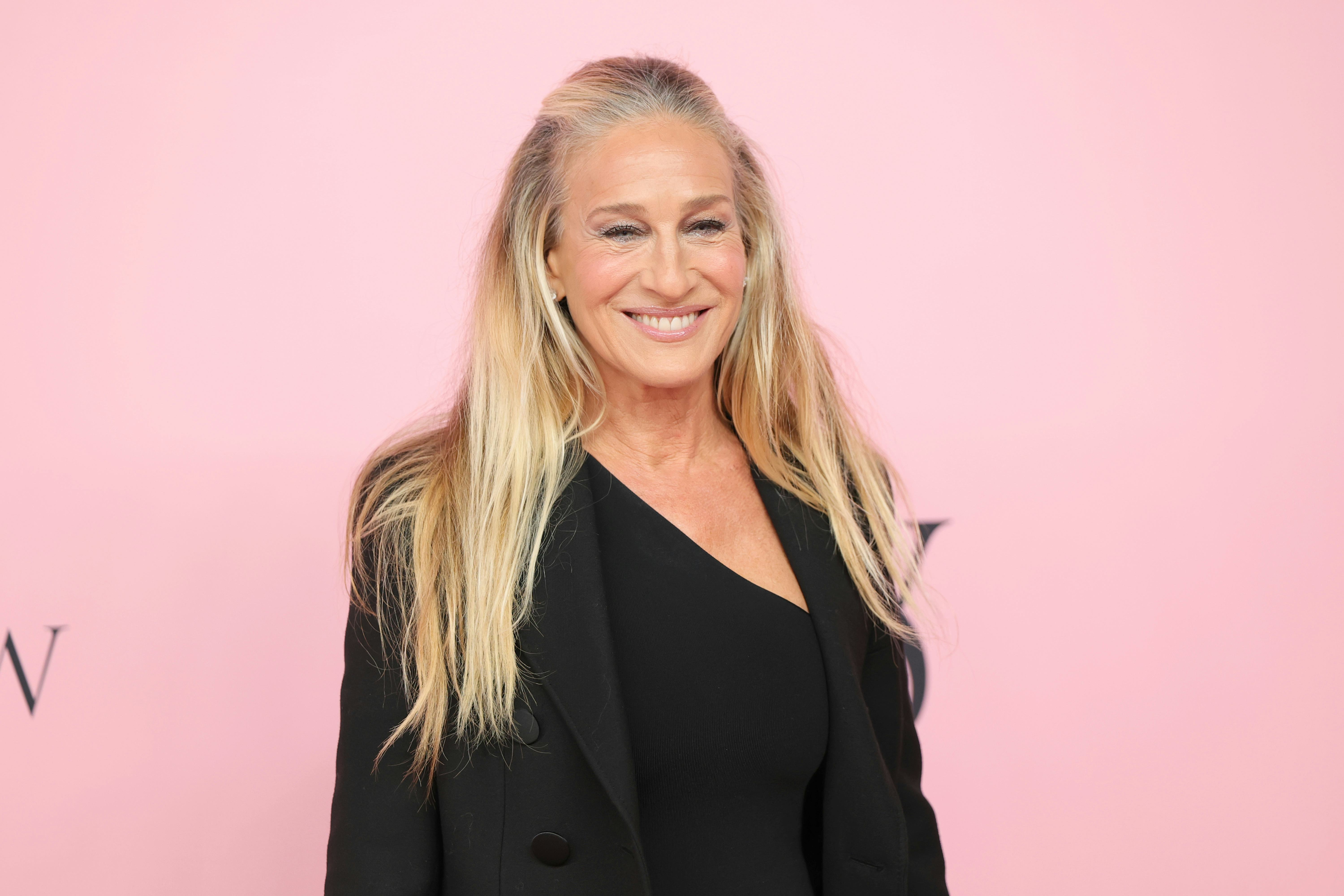 Sarah Jessica Parker Traded Her Manolos For This "Cheugy" Millennial Fave Shoe