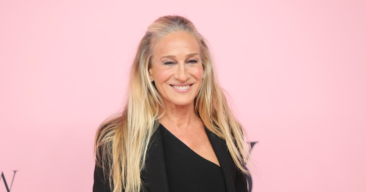 Sarah Jessica Parker Traded Her Manolos For This "Cheugy" Millennial Fave Shoe