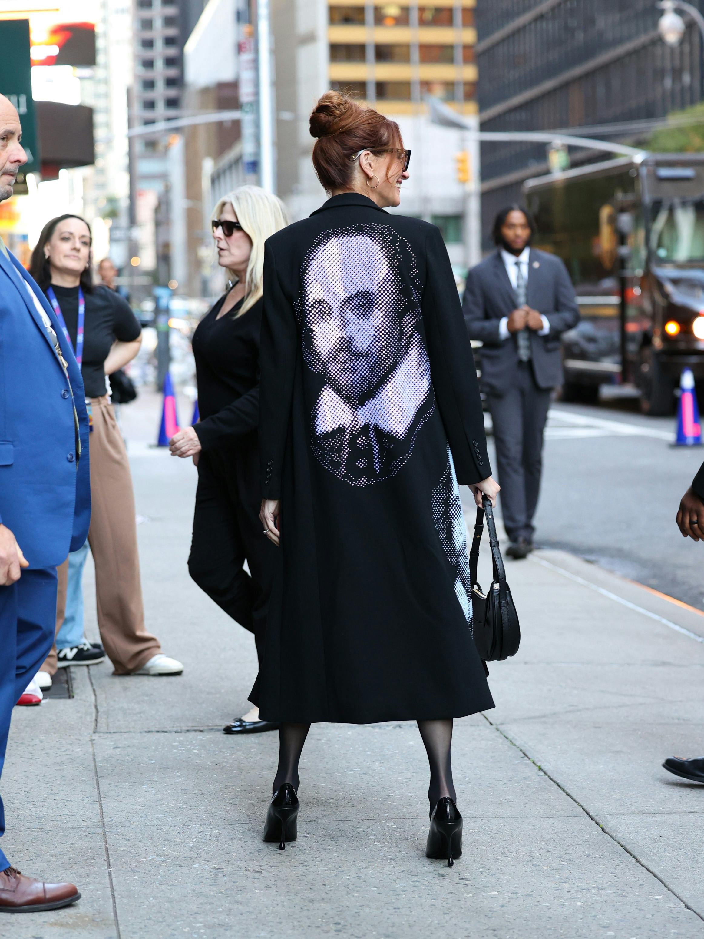 Julia Roberts' Shakespeare Outfit For 'The Late Show With Stephen