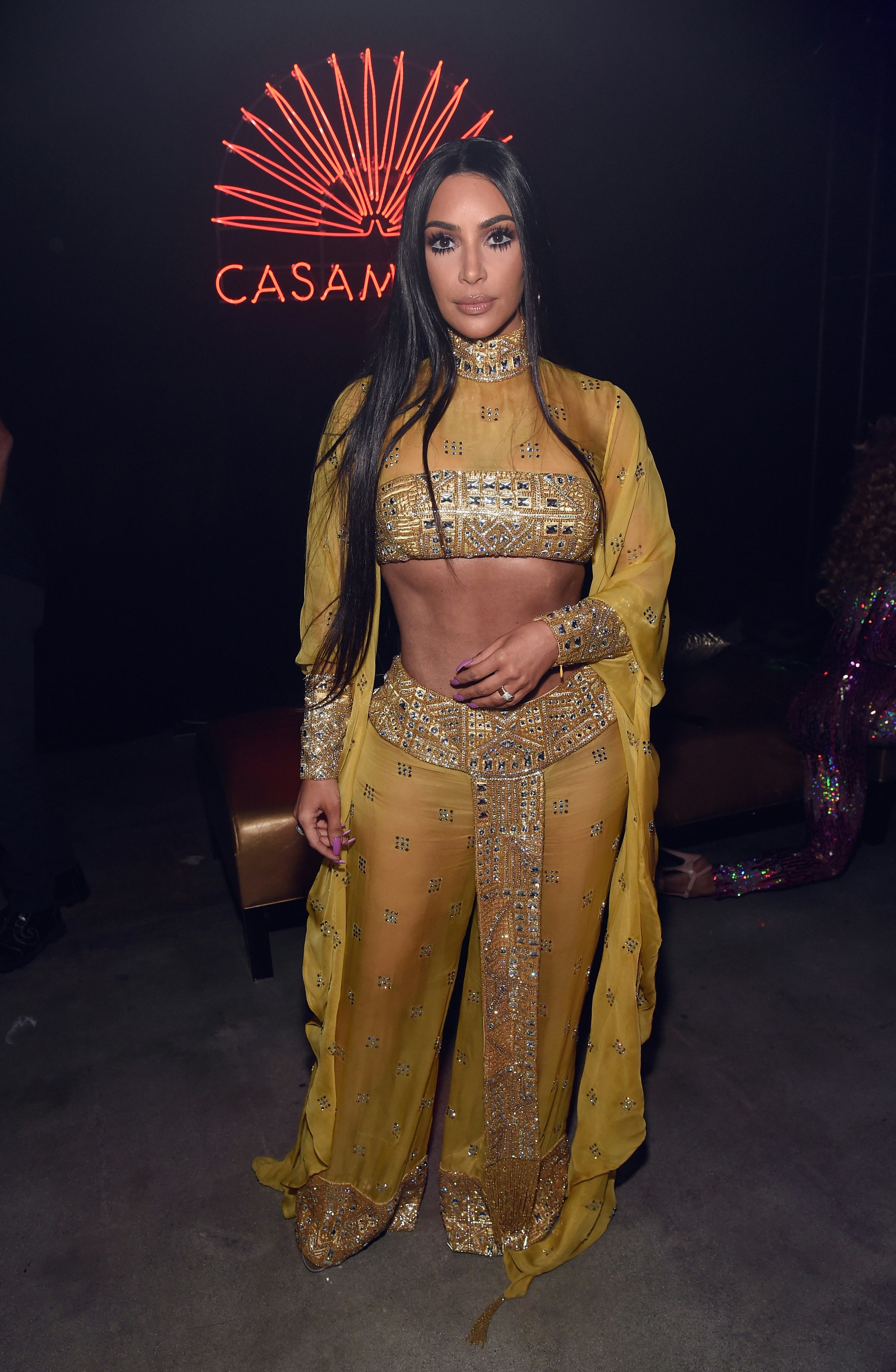  Kim Kardashian attends Casamigos Halloween Party on October 27, 2017 in Los Angeles, California.  (...