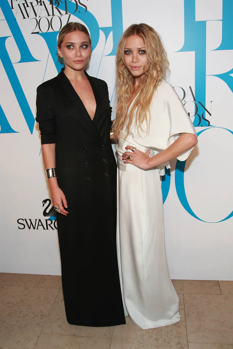 Actresses Ashley (L) and Mary-Kate Olsen pose in the green room during the 25th Anniversary of the A...