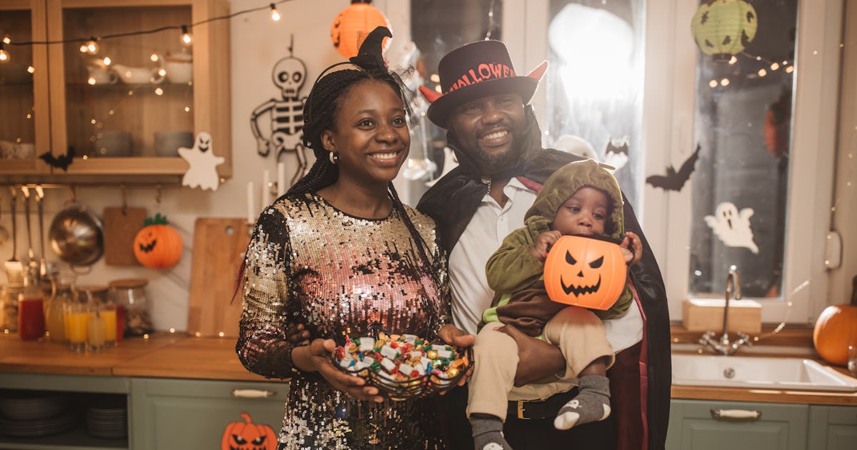 15 Last-Minute Family Halloween Costumes For The Parents With Zero Budget Or Time