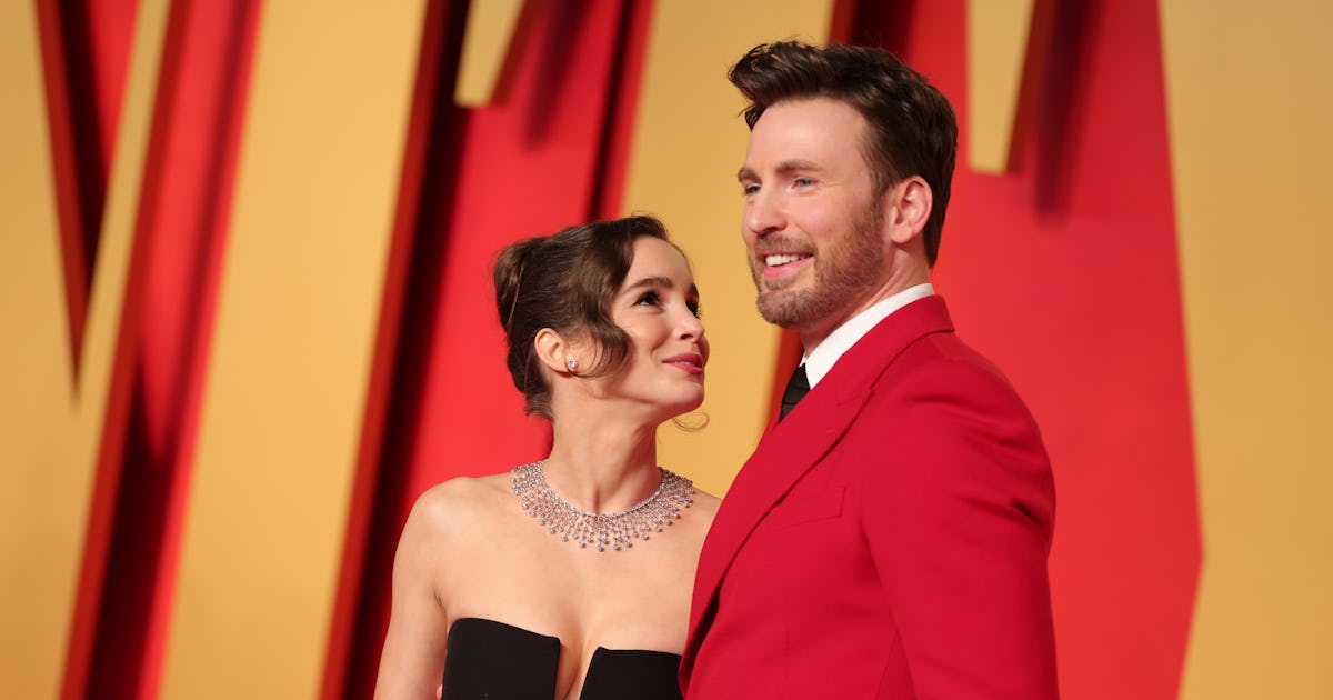 https://imgix.bustle.com/uploads/getty/2025/10/28/b468b2f8/alba-baptista-chris-evans.jpg?w=1200&h=630&fit=crop&crop=focalpoint&fm=jpg&fp-x=0.5378&fp-y=0.2812