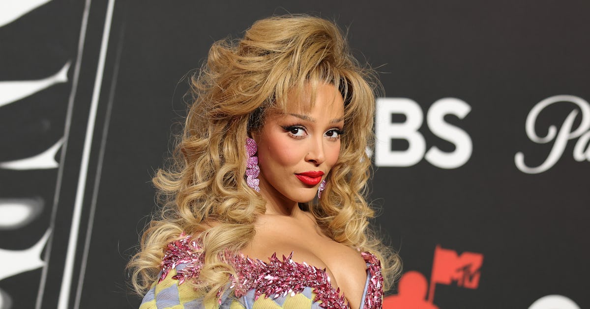 Doja Cat's Plunging 'Fit Was So 'The Life Of A Showgirl'-Coded
