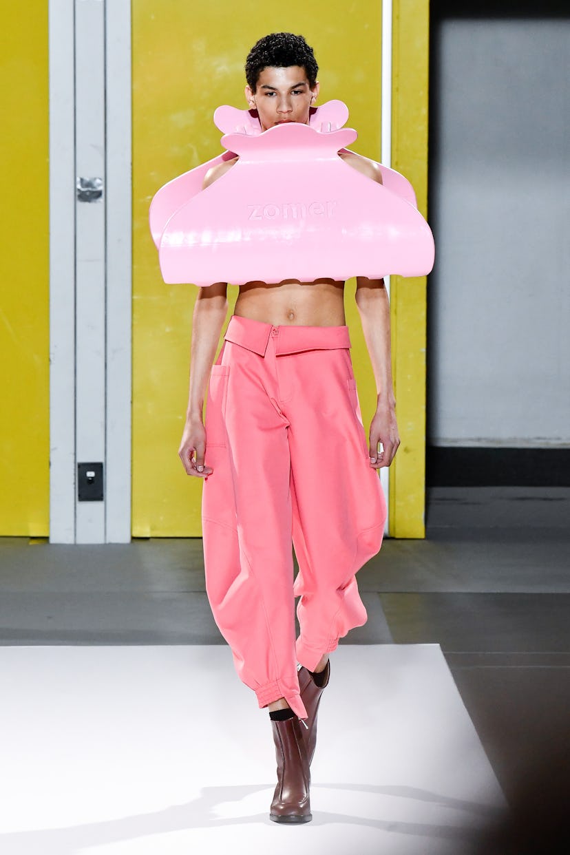 Париж, Франция – 30 сентября: Модель идет по гоночной трассе, пока Zomer готов к весенне-летнему сезону...