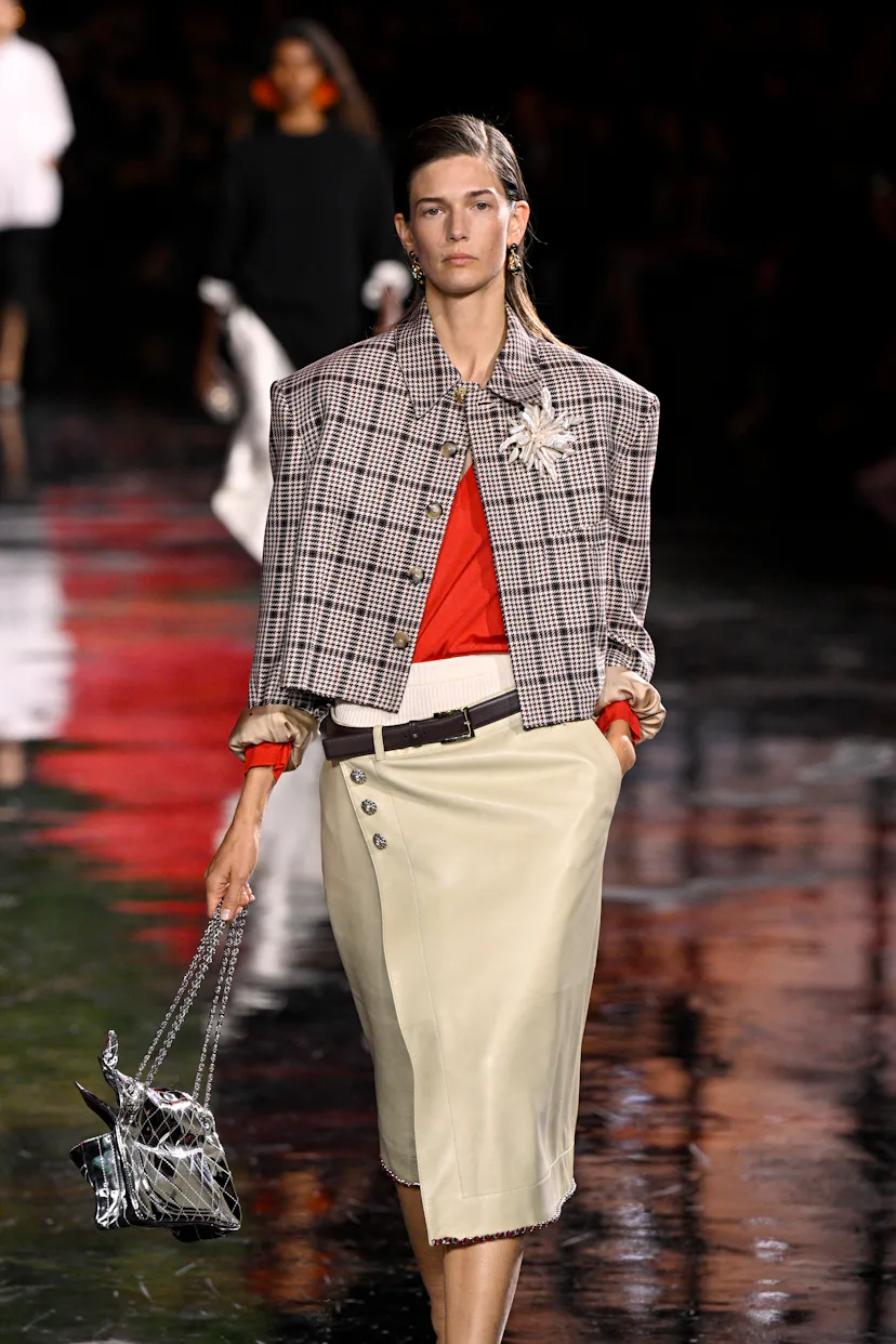 Un mannequin défile au défilé Chanel Womenswear Printemps/Été 2026 dans le cadre de Paris Fashion.