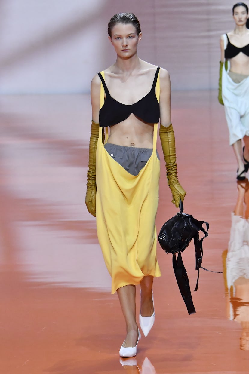 Милан, Италия – 25 сентября: Модель идет по гоночной трассе, пока Prada готовится к показу весны/лета 2…