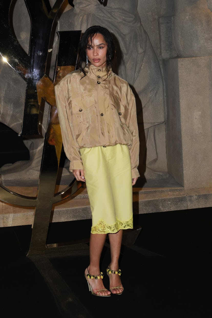 Зои Кравиц на показе Saint Laurent в рамках прошедшей в Париже недели моды Весна/Лето 2026.