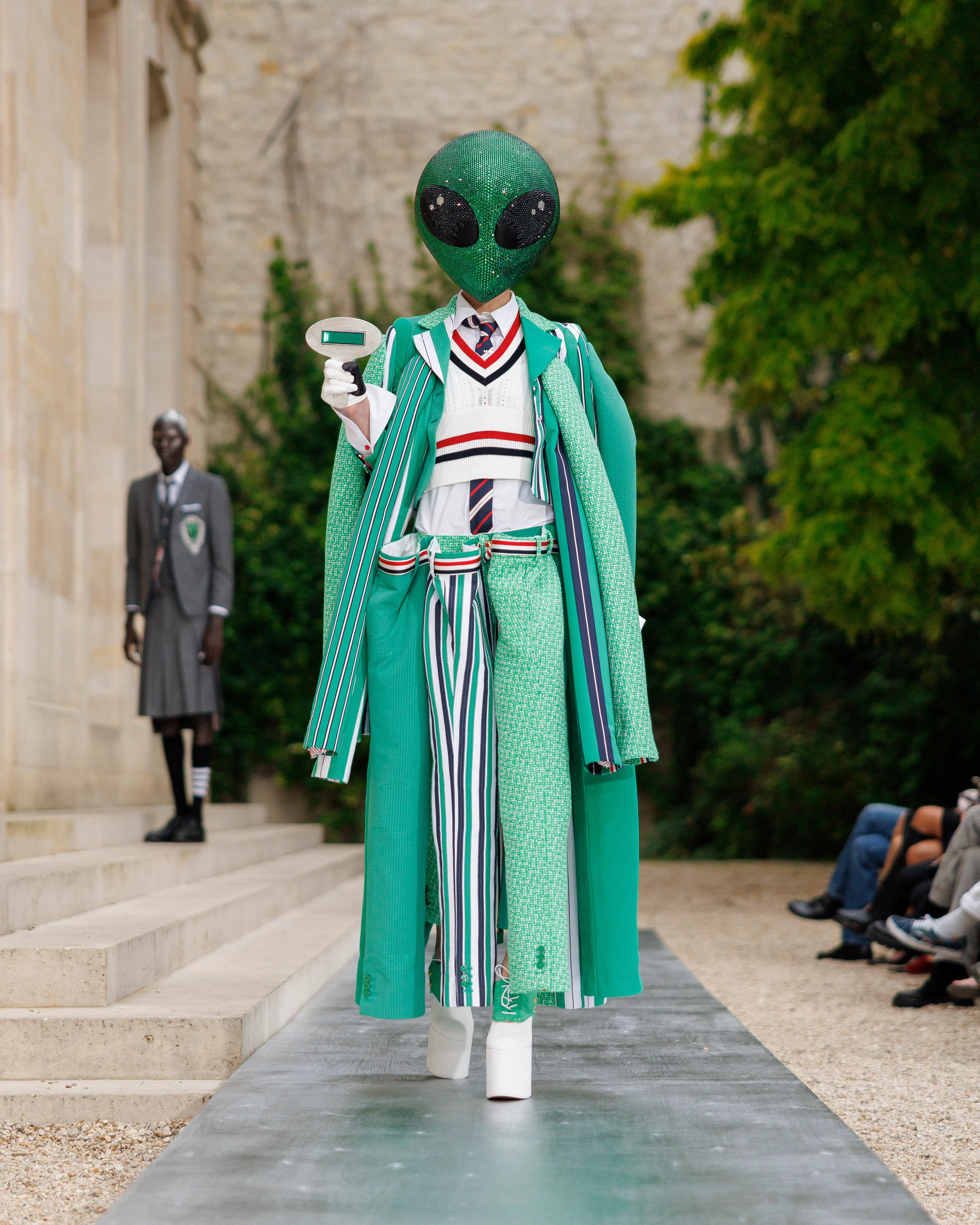 Un mannequin défile dans le cadre du défilé Thom Browne Womenswear Printemps/Été 2026 à Paris.