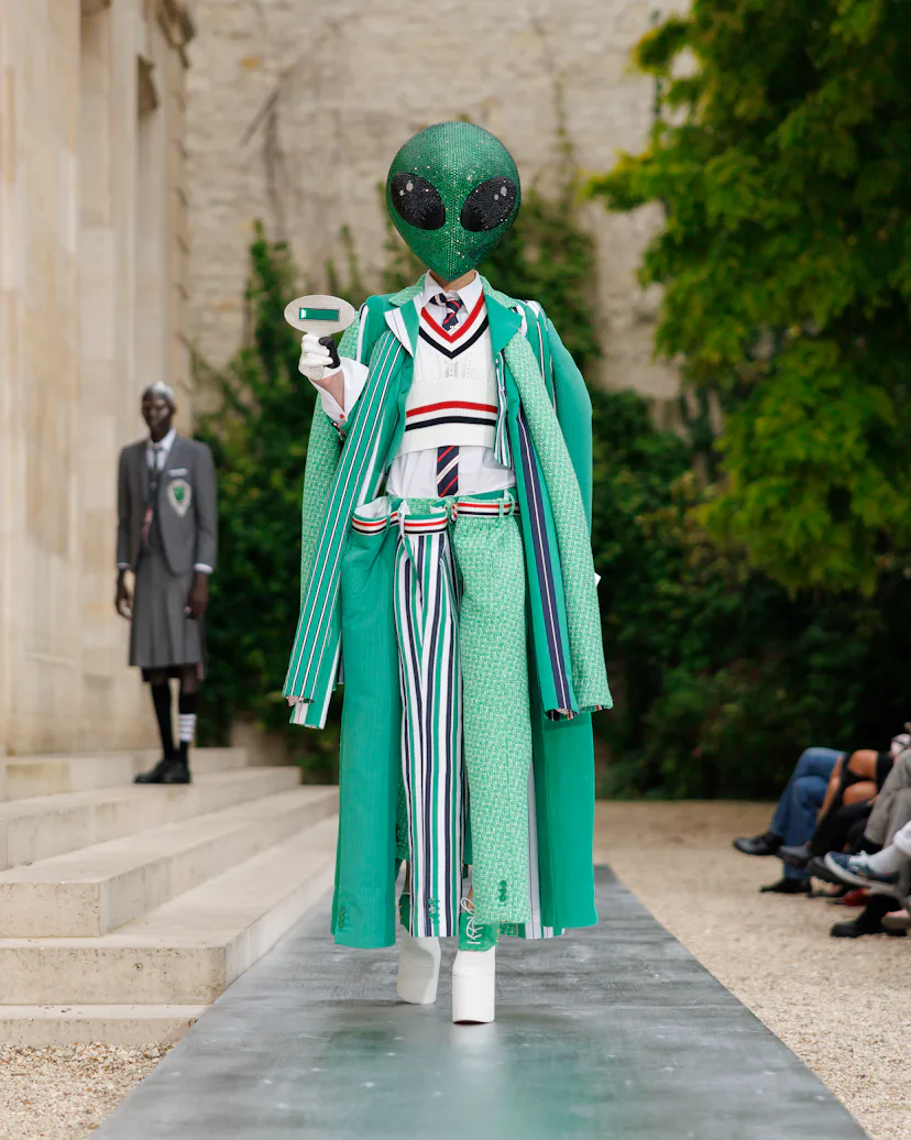 Un mannequin défile dans le cadre du défilé Thom Browne Womenswear Printemps/Été 2026 à Paris.
